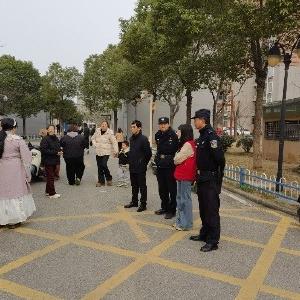 民田社区：学雷锋护学暖童心