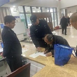 徒步行者遇困境，萍水相逢尽显社区温暖