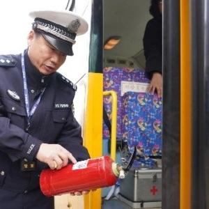 春季开学在即，东西湖警方集中为校车进行安全“体检”