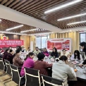 径河街电犁社区：来社区公益课堂 教你动手制作养生艾草锤