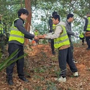 学雷锋护青峦 “净”山绿水映初心