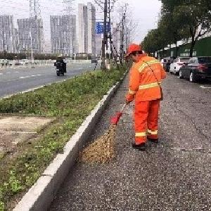 将军路橙色身影战风雨 坚守一线保畅通