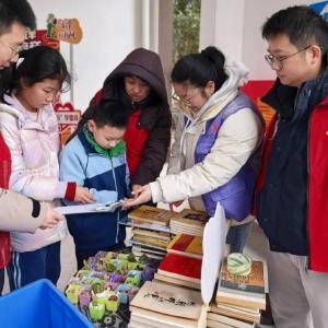 书卷换春色 笑语映邻里——将军北路社区举办雷锋日主题活动