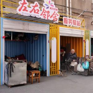 彩色集装箱里，藏着最暖的烟火气