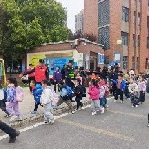 城管进社区 将军路街护学暖归途