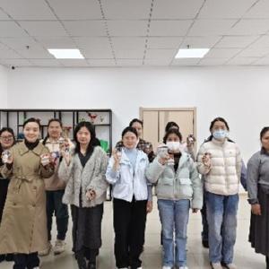 径河街青草湖社区：非遗苗银映笑颜 把美好“贴”进日常——开展关爱宝妈手工冰箱贴活动