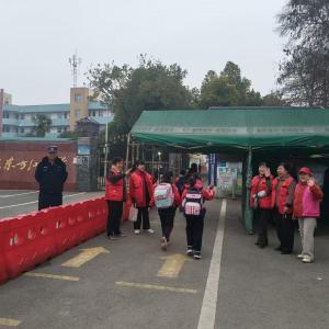 【雷锋精神】新华社区丨银发护学践初心，雷锋精神代代传