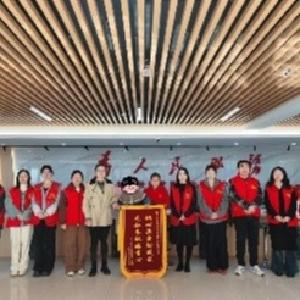 锦旗传谢意 同心筑温情——杨柳社区与辖区企业获居民暖心赠旗