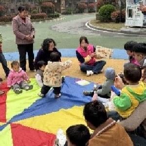 张家墩社区开展“老幼共育·书香睦邻”主题活动