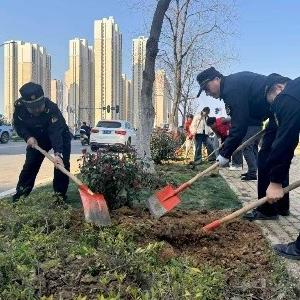 径河街“执法+服务”为植树节添彩