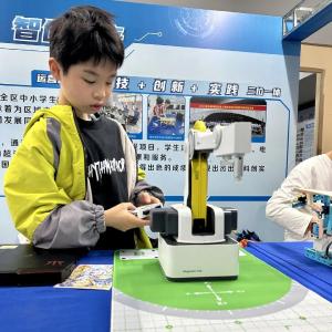 东西湖校园科技节上演“未来感”盛宴