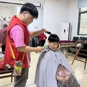 径河街长墩堤社区：义剪进家门 暖心从“头”开始