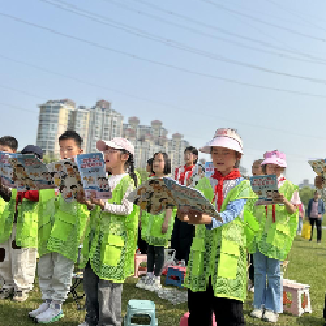 草坪诵春音 书香润万家——碧海社区“老兵”携手20组家庭开展沉浸式户外研学