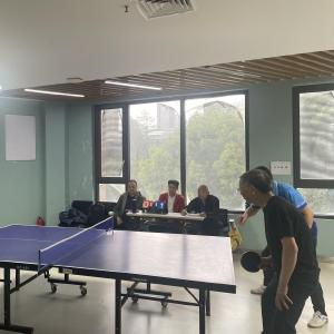 以球会友暖人心 银龄挥拍展风采