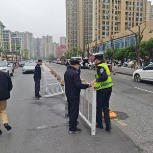 将军路街道高效处置护栏倾倒，快速响应守护早高峰通行