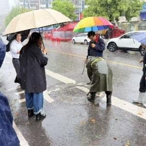 径河街沿海社区：闻汛而动护平安 连夜坚守保畅通——全力应对暴雨冰雹极端天气