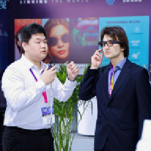 新天工开物 | 科幻名场面成真！智能眼镜：随时随地用87英寸“大屏”看电影