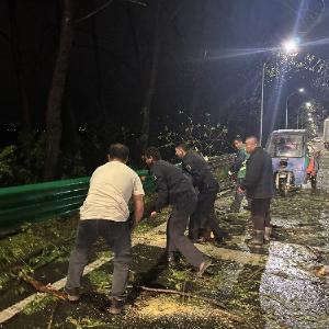 暴雨+冰雹天气来袭，武汉东西湖警方冒雨战雹护平安