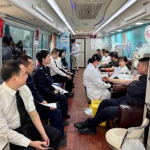 武汉海关联合金湖社区开展“热血暖人心 公益伴我行”无偿献血活动