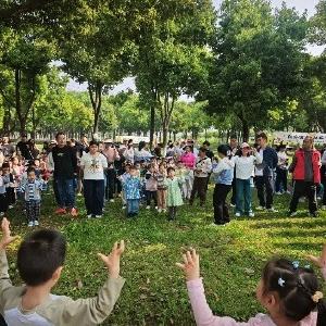 银花社区携手将军路幼儿园举办户外亲子阅读活动