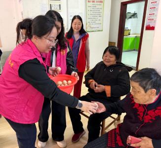 径河街长墩堤社区：墩墩宝妈志愿服务队开展“春满三月三”敬老主题活动