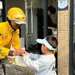 童心献礼劳动节 甜蜜致敬劳动者——奥园社区开展“甜趣庆五一 劳动伴成长”主题实践活动