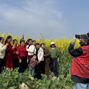 径河街青草湖社区：春日花田留笑影 民生服务暖人心——开展“金色花海 温情相伴”春日踏青主题活动