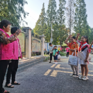 网谷善治志愿同行学雷锋主题志愿服务活动⑭：“奶奶护苗队”用爱与坚守，筑风雨无阻的“平安哨岗”