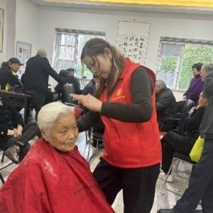 径河街五环社区：“爱心义剪 情系长者”——开展公益理发活动