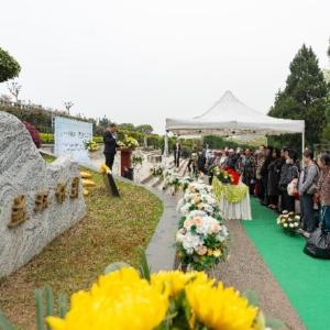 睡虎山公墓2026年公益集体花坛葬仪式庄重举行