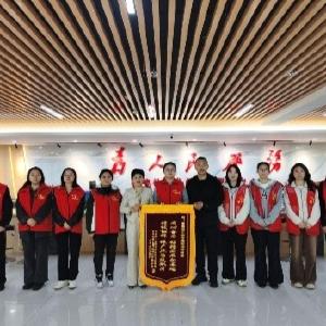 锦旗致谢传真情 政企同心促发展——杨柳社区暖心服务获企业点赞