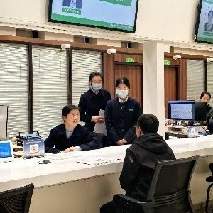 换位体验察实情，精准施策优服务——领导“坐窗口”一线办实事解难题