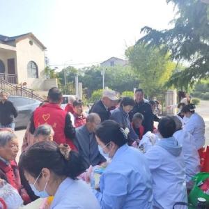 天鹅湖社区开展“关爱夕阳，健康相伴”义诊活动