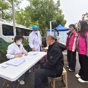 径河街长墩堤社区：宝妈志愿暖人心 “墩墩宝妈团”护航老年人体检义诊