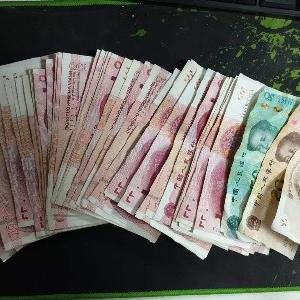 男子拉车门盗窃七千元现金，仅挥霍10元便被民警抓获