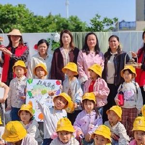 径河街道莲花湖社区：童趣闹市营业啦 萌娃喊你一起摆摊献爱心