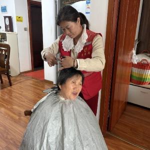 径河街十字路社区：屋亮了 饭热了 婆婆笑了——“十心实益”志愿服务队为独居老人点亮生活之光