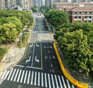 连夜施工七小时，金南二路焕新颜——东西湖区群众最期盼改造的道路快速修复