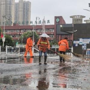 径河街环卫公司：35所幼儿园 12所学校放学前 给孩子一条干爽回家路