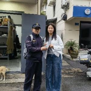 城管捡拾手机归还 失主连声致谢