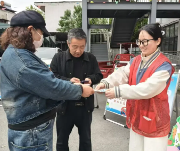 爱心再续航——东新社区“以书换蔬”点亮世界读书日