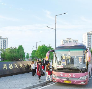 “吃水不忘掘井人”！中国最“固执”客运班车47年情暖移民