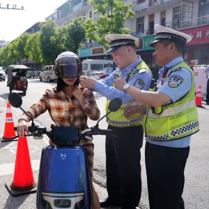东西湖交警走进东山街道开展交通安全“赶大集”宣传活动
