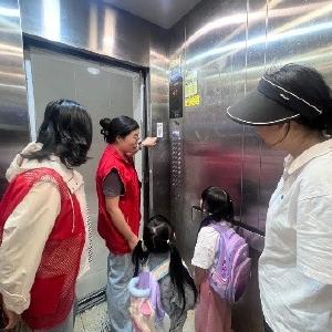 这张贴在电梯按键旁的小卡片，居民说“像耳边叮嘱”——银花社区推出“银朵朵”安全提示卡