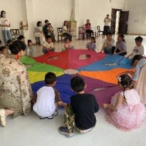 径河街官塘角社区：伞绘书香伴童行 亲子共读暖社区