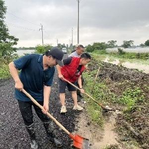 径河街道莲花湖社区：因地施策精准排涝 多措并举筑牢平安