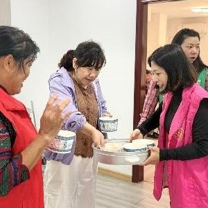 径河街石家坡社区：情暖母亲节花香润夕阳