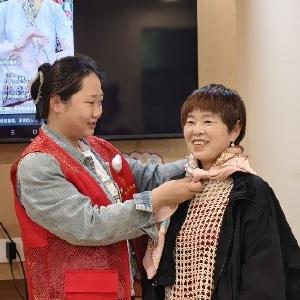 径河街青草湖社区：丝丝温情敬母爱 丝巾装点绽芳华