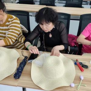 将军北路社区举办“‘帽’美如花，清凉一夏”母亲节草帽DIY手工制作活动