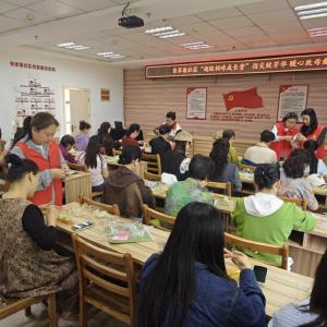 指尖绽芳华 礼赞母亲节——张家墩社区开展“超级妈咪成长营”手捧花DIY活动
